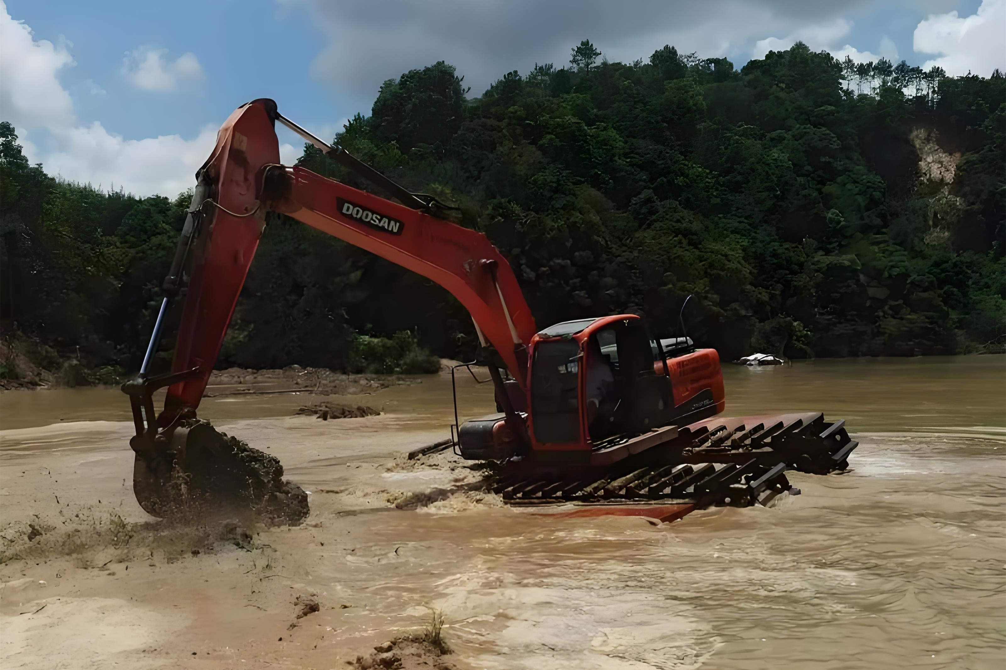 浙江杭州挖機清淤施工隊-沼澤地清淤需要先排水嗎？